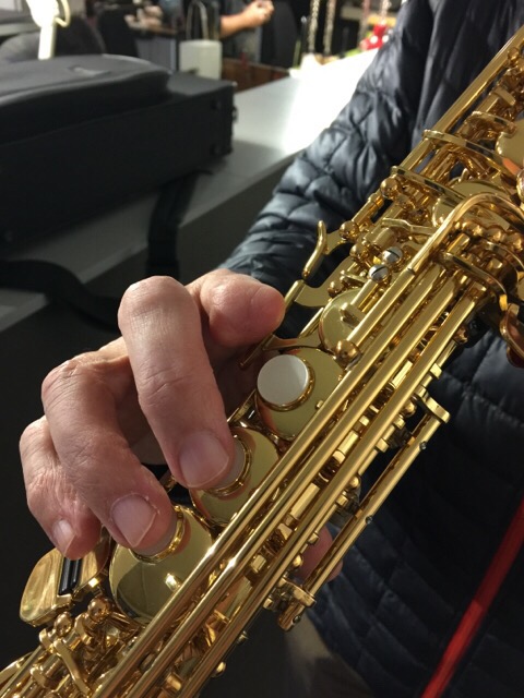 Adaptación sin dedo para un saxo