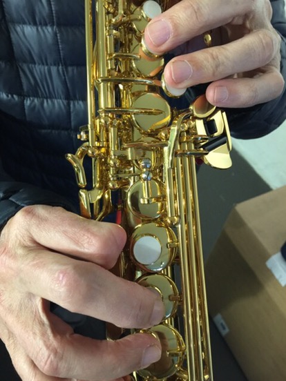 adaptación del dedo saxo