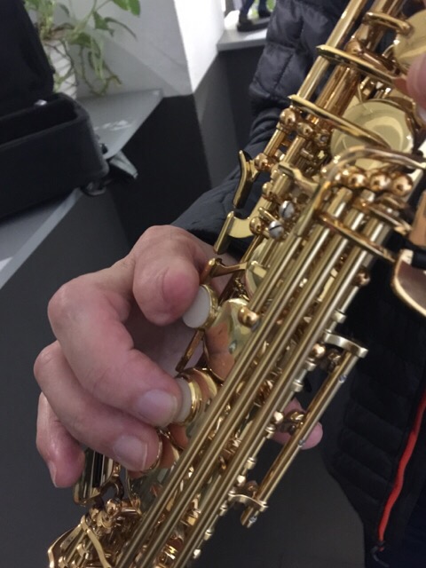 Adaptación sin dedo a un saxo